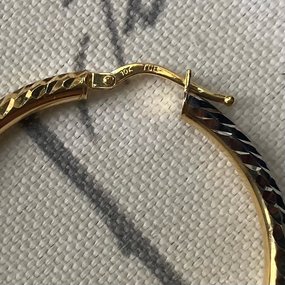 10K gold tri-colour diamond cut hoop earrings - Picture 4 of 4